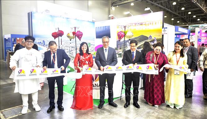 Đại sứ Đăng Minh Khôi, Phó Giám đốc Sở Văn hóa, Thể thao và Du lịch TP. Đà Nẵng Tán Văn Vương (thứ 4 và 5 từ trái qua) cùng đại diện các doanh nghiệp cắt băng khánh thành gian du lịch Đà Nẵng tại MITT-2026. Ảnh: Tâm Hằng - PV TTXVN tại LB Nga