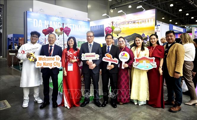 Đại sứ Đăng Minh Khôi, Phó Giám đốc Sở Văn hóa, Thể thao và Du lịch thành phố Đà Nẵng Tán Văn Vương (thứ 4 và 5 từ trái qua) cùng đại diện các doanh nghiệp cắt băng khánh thành gian du lịch Đà Nẵng tại MITT-2026. Tâm Hằng - PV TTXVN tại LB Nga