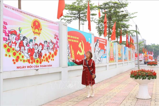 Đường Ô Diên rực rỡ pano, khẩu hiệu cổ động, chào mừng ngày bầu cử 15/3. Ảnh: Lan Anh - TTXVN phát