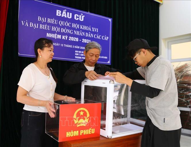  Hòm phiếu chính, hòm phiếu phụ được chuẩn bị sẵn sàng tại Khu vực bỏ phiếu số 29, xã Ô Diên, Thành phố Hà Nội. Ảnh: Lan Anh - TTXVN phát