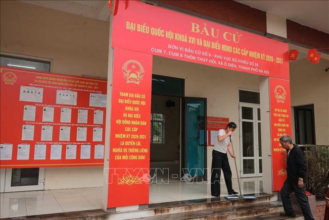 Đường Ô Diên được trang hoàng nhiều pano, áp phích chào mừng ngày bầu cử 15/3. Ảnh: Hoàng Hiếu - TTXVN