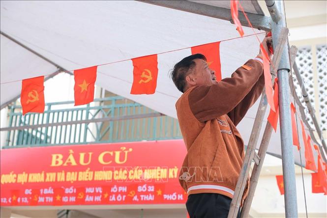 Trang hoàng cờ hoa tại đơn vị bầu cử số 6, khu vực bỏ phiếu số 32. Ảnh: Hoàng Hiếu - TTXVN