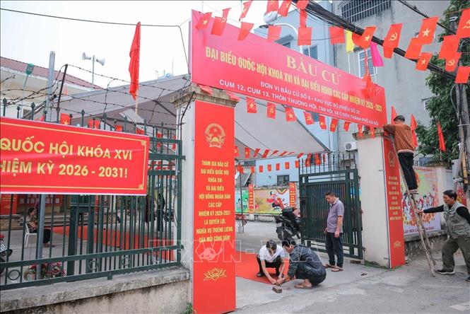 Trang hoàng cờ hoa tại đơn vị bầu cử số 6, khu vực bỏ phiếu số 32. Ảnh: Hoàng Hiếu - TTXVN