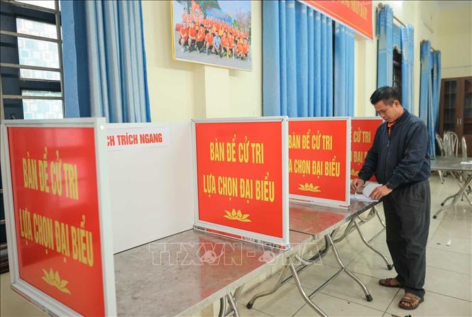 Các bàn có vách ngăn đã được trang bị tại các điểm bỏ phiếu xã Ô Diên. Ảnh: Hoàng Hiếu - TTXVN