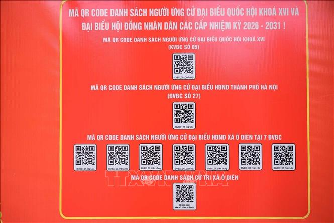 Tại các khu vực bỏ phiếu đều có mã QR tiện cho người dân tra cứu thông tin. Ảnh: Hoàng Hiếu - TTXVN
