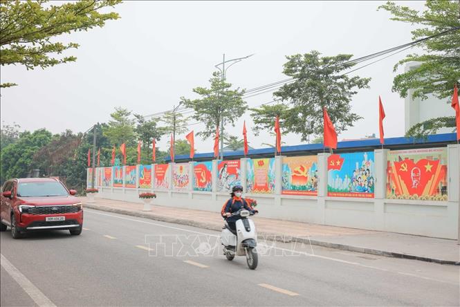 Đường Ô Diên được trang hoàng nhiều pano, áp phích chào mừng ngày bầu cử 15/3. Ảnh: Hoàng Hiếu - TTXVN