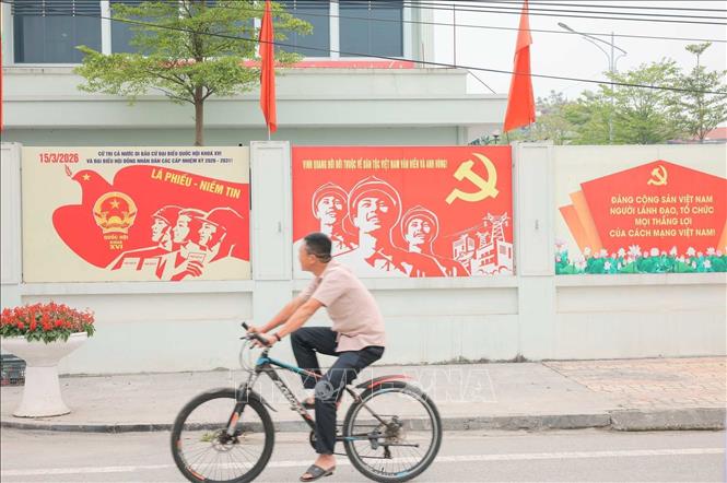 Đường Ô Diên được trang hoàng nhiều pano, áp phích chào mừng ngày bầu cử 15/3. Ảnh: Hoàng Hiếu - TTXVN