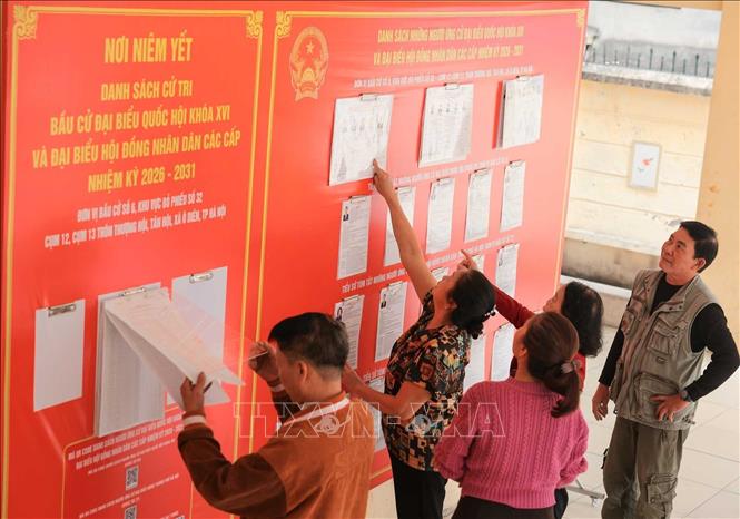 Cử tri tìm hiểu thông tin các ứng viên tại Đơn vị bầu cử số 6, khu vực bỏ phiếu số 32. Ảnh: Hoàng Hiếu - TTXVN