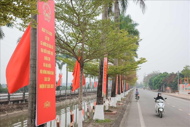 Đường Ô Diên được trang hoàng nhiều cờ, áp phích, khẩu hiệu chào mừng ngày bầu cử 15/3. Ảnh: Hoàng Hiếu - TTXVN