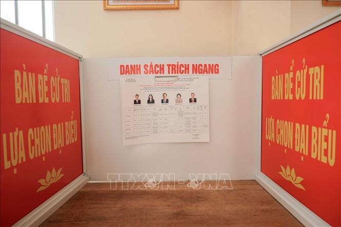 Bàn có vách ngăn để cử tri lựa chọn đại biểu tại xã Ô Diên. Ảnh: Hoàng Hiếu - TTXVN