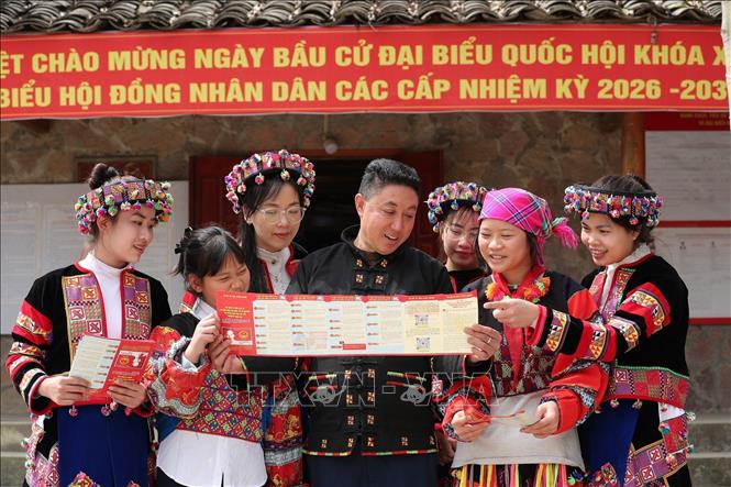 Cán bộ tuyên truyền về bầu cử cho các cử tri tại nhà văn hóa thôn Lô Lô Chải, xã Lũng Cú. Ảnh: Minh Đức – TTXVN