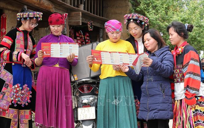 Cán bộ tuyên truyền công tác bầu cử cho các cử tri tại thôn Lô Lô Chải, xã Lũng Cú. Ảnh: Minh Đức – TTXVN