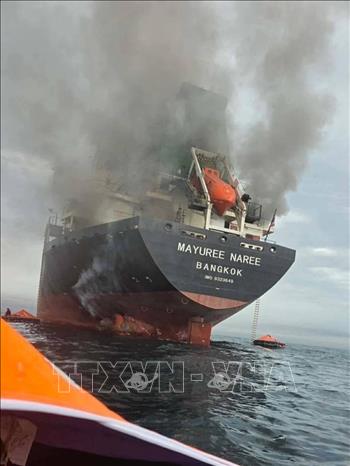 Tàu chở hàng Mayuree Naree treo cờ Thái Lan bị tấn công và bốc cháy tại eo biển Hormuz ngày 11/3/2026. Ảnh: THX/TTXVN