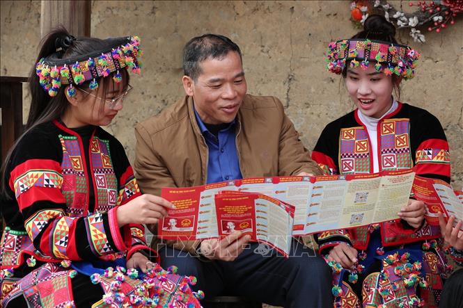 Đồng chí Dương Ngọc Đức, Bí thư Đảng ủy, Chủ tịch HĐND xã Lũng Cú tuyên truyền về bầu cử cho các cử tri tại nhà dân. Ảnh: Minh Đức – TTXVN