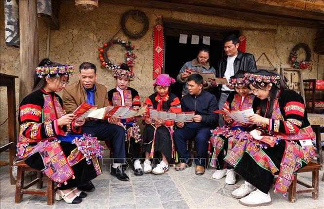 Cán bộ tuyên truyền bầu cử tại nhà dân ở thôn Lô Lô Chải, xã Lũng Cú. Ảnh: Minh Đức – TTXVN