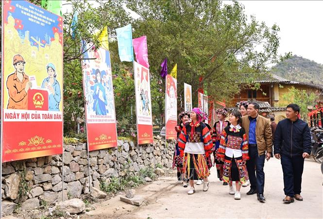 Pano, băng rôn, khẩu hiệu tuyên truyền về bầu cử được trang trí tại thôn Lô Lô Chải, xã Lũng Cú. Ảnh: Minh Đức – TTXVN