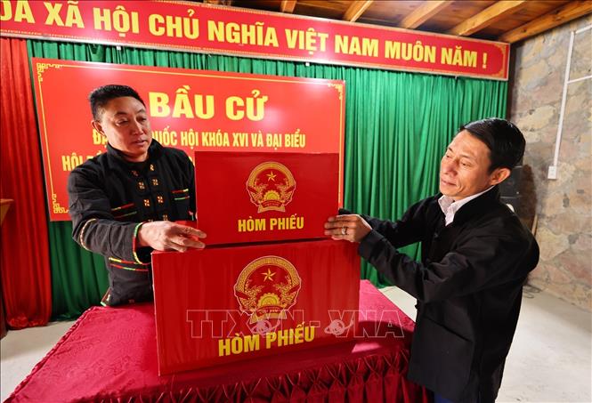 Sắp xếp hòm phiếu, trang trí hội trường, dán danh sách bầu cử tại nhà văn hóa thôn Lô Lô Chải, xã Lũng Cú. Ảnh: Minh Đức – TTXVN