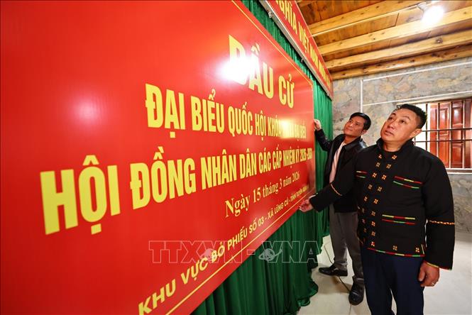 Trang trí hội trường, dán danh sách bầu cử, sắp xếp hòm phiếu tại nhà văn hóa thôn Lô Lô Chải, xã Lũng Cú. Ảnh: Minh Đức – TTXVN