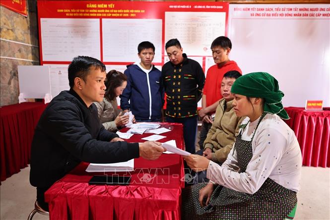 Phát thẻ cử tri cho bà con ở nhà văn hóa thôn Lô Lô Chải, xã Lũng Cú. Ảnh: Minh Đức – TTXVN