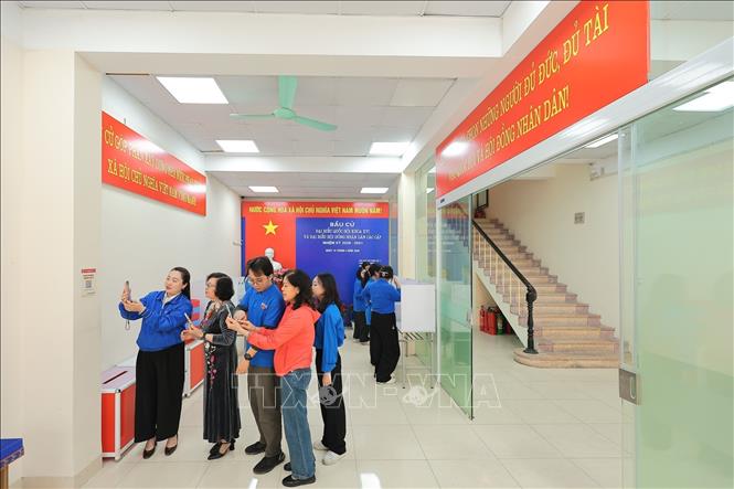 Tại các điểm triển khai, Đoàn viên thanh niên đồng thời hướng dẫn cán bộ cơ sở và người dân quét mã QR, truy cập và sử dụng “Cẩm nang bầu cử” trên điện thoại thông minh. Ảnh: Lê Đông - TTXVN