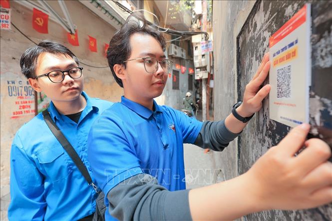 Mã QR “Cẩm nang bầu cử” được Đoàn viên thanh niên phường Ba Đình (Hà Nội) triển khai tại 69 điểm (22 điểm niêm yết danh sách cử tri và 47 bảng tin tổ dân phố) trên địa bàn phường. Ảnh: Lê Đông - TTXVN