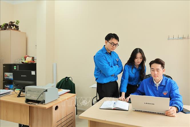 Đoàn viên thanh niên phường Ba Đình (Hà Nội) ứng dụng công nghệ xây dựng, thiết kế “Cẩm nang bầu cử” dưới dạng nền tảng điện tử tích hợp mã QR, giúp người dân dễ dàng tra cứu thông tin bằng điện thoại hoặc các thiết bị có kết nối internet. Ảnh: Lê Đông - TTXVN