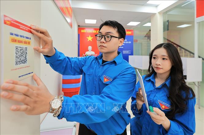 Mã QR “Cẩm nang bầu cử” được Đoàn viên thanh niên phường Ba Đình (Hà Nội) triển khai tại 69 điểm (22 điểm niêm yết danh sách cử tri và 47 bảng tin tổ dân phố) trên địa bàn phường. Ảnh: Lê Đông - TTXVN