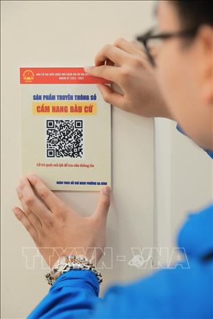 “Cẩm nang bầu cử” thông tin về các ứng cử viên đại biểu Quốc hội và đại biểu HĐND các cấp, nhiệm kỳ 2026-2031 và các khu vực bỏ phiếu trên phường Ba Đình (Hà Nội). Ảnh: Lê Đông - TTXVN