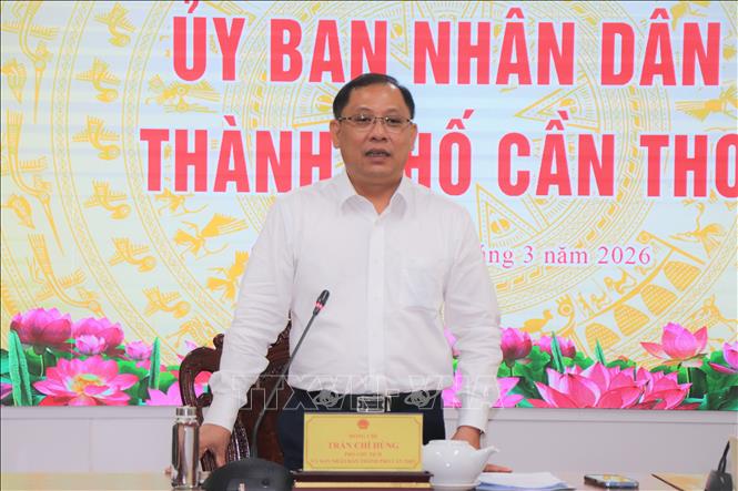 Phó Chủ tịch UBND thành phố Cần Thơ Trần Chí Hùng phát biểu tại cuộc họp. Ảnh: Thu Hiền - TTXVN