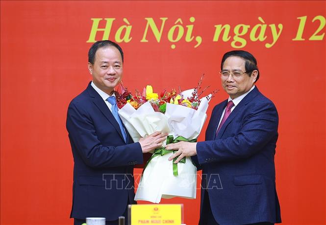 Thủ tướng Phạm Minh Chính trao Quyết định và tặng hoa chúc mừng đồng chí Trần Hồng Thái giữ chức Chủ tịch Viện Hàn lâm Khoa học và Công nghệ Việt Nam. Ảnh: Dương Giang-TTXVN  