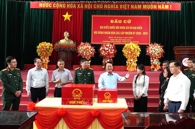 Bí thư Tỉnh ủy Hầu A Lềnh kiểm tra việc bố trí hòm phiếu và các điều kiện phục vụ ngày bầu cử tại khu vực bỏ phiếu số 8 (đặt tại Hội trường Nhà máy Z113) phường Bình Thuận (tỉnh Tuyên Quang). Ảnh: Minh Tâm-TTXVN