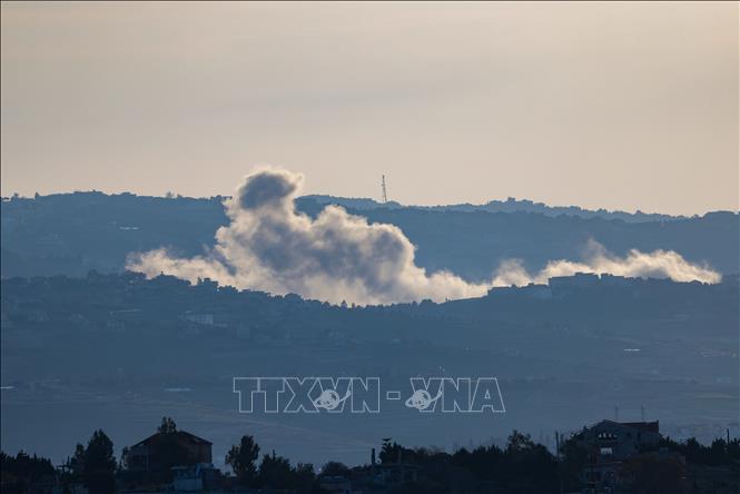 Khói bốc lên từ hiện trường vụ nổ do trúng không kích của Israel tại miền Nam Liban, ngày 2/3/2026. Ảnh: THX/TTXVN