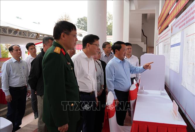 Bí thư Tỉnh ủy Tuyên Quang Hầu A Lềnh kiểm tra việc niêm yết danh sách cử tri, danh sách người ứng cử đại biểu Quốc hội khóa XVI và đại biểu HĐND các cấp nhiệm kỳ 2026-2031 tại khu vực bỏ phiếu trên địa bàn phường Bình Thuận. Ảnh: Minh Tâm-TTXVN