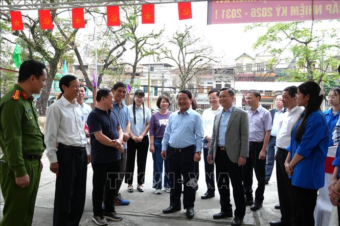 Bí thư Tỉnh ủy Hầu A Lềnh đề nghị phường Minh Xuân tiếp tục rà soát kỹ các khâu chuẩn bị, bảo đảm cuộc bầu cử diễn ra dân chủ, đúng pháp luật, an toàn và tiết kiệm. Ảnh: Minh Tâm-TTXVN