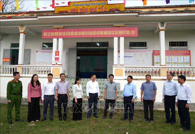 Bí thư Tỉnh ủy Hầu A Lềnh cùng đoàn công tác kiểm tra công tác chuẩn bị bầu cử tại Nhà văn hóa tổ 4, phường Bình Thuận (tỉnh Tuyên Quang). Ảnh: Minh Tâm-TTXVN