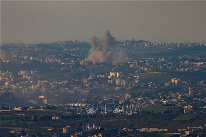 Khói bốc lên sau vụ không kích của Israel xuống miền Nam Liban, ngày 2/3/2026. Ảnh: THX/TTXVN
