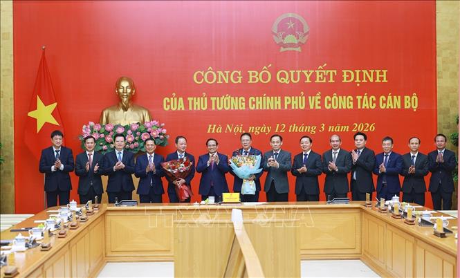 Thủ tướng Phạm Minh Chính tặng hoa chúc mừng đồng chí Trần Hồng Thái, Chủ tịch Viện Hàn lâm Khoa học và Công nghệ Việt Nam. Ảnh: Dương Giang-TTXVN 
 