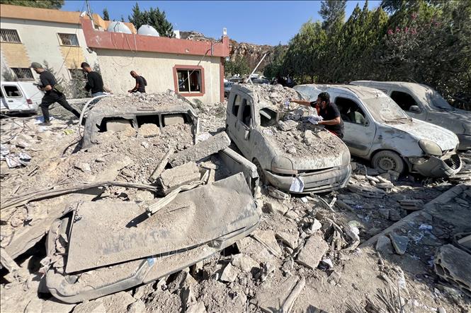 Hiện trường đổ nát sau vụ không kích của Israel xuống thành phố Ansar, Liban. Ảnh: THX/TTXVN