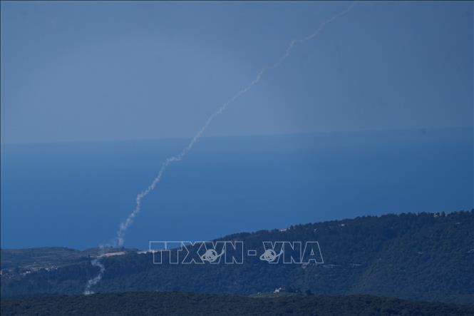 Các vệt khói trên bầu trời sau loạt tên lửa được Hezbollah phóng xuống lãnh thổ Israel ngày 8/3/2026. Ảnh: THX/TTXVN
