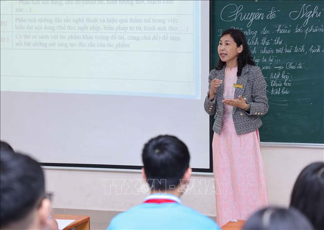 Giáo viên Trường THCS Nguyễn Trãi A (xã Thường Tín, Hà Nội) ôn tập kiến thức cho học sinh lớp 9. Ảnh: Thanh Tùng - TTXVN