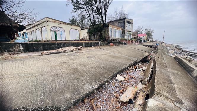 Kè biển Nhật Lệ vừa hoàn thành và đang chuẩn bị thủ tục bàn giao thì bị sóng biển đánh sập gãy hàng trăm mét. Ảnh: Nguyên Linh – TTXVN