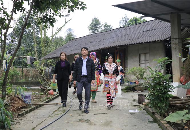 Cán bộ xã Quy Mông cùng trưởng thôn đến từng hộ gia đình tuyên truyền người dân về cuộc bầu cử. Ảnh: Đinh Thùy - TTXVN