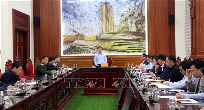 Bí thư Tỉnh ủy Quảng Trị Nguyễn Văn Phương yêu cầu UBND tỉnh cùng các sở, ngành khẩn trương nghiên cứu phương án xây dựng đê ngầm giảm sóng xa bờ nhằm bảo vệ bãi biển Nhật Lệ. Ảnh: Nguyên Linh – TTXVN