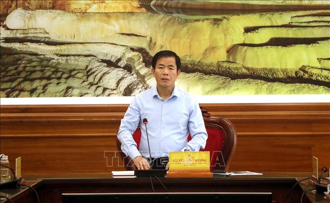 Bí thư Tỉnh ủy Quảng Trị Nguyễn Văn Phương yêu cầu UBND tỉnh cùng các sở, ngành khẩn trương nghiên cứu phương án xây dựng đê ngầm giảm sóng xa bờ nhằm bảo vệ bãi biển Nhật Lệ. Ảnh: Nguyên Linh – TTXVN