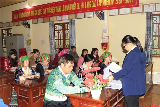 Tổ bầu cử số 5 của xã Quy Mông tích cực đẩy mạnh tuyên truyền nội dung, ý nghĩa cuộc bầu cử đến với người dân. Ảnh: Đinh Thùy - TTXVN