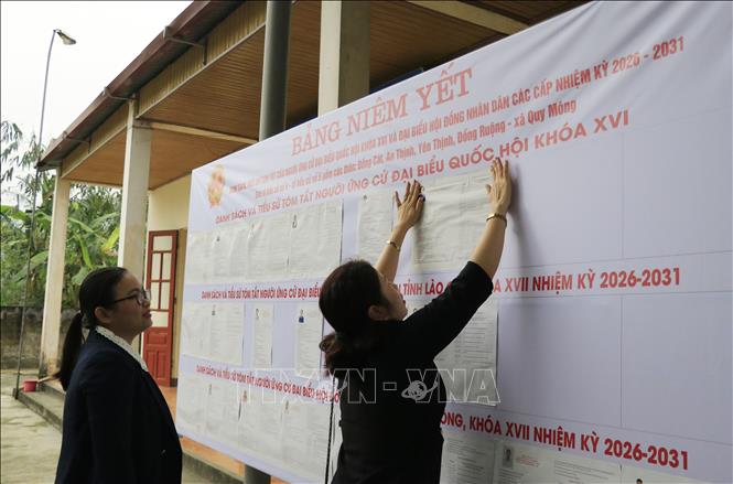 Danh sách các đại biểu ứng cử được xã Quy Mông niêm yết công khai tại các khu vực bỏ phiếu. Ảnh: Đinh Thùy - TTXVN