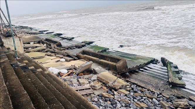 Kè biển Nhật Lệ vừa hoàn thành và đang chuẩn bị thủ tục bàn giao thì bị sóng biển đánh sập gãy hàng trăm mét. Ảnh: Nguyên Linh – TTXVN