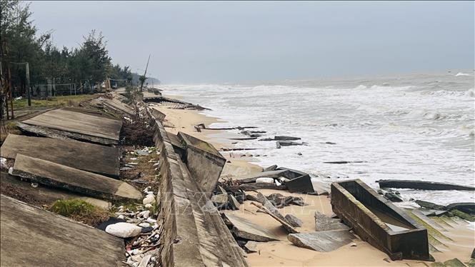 Kè biển Nhật Lệ vừa hoàn thành và đang chuẩn bị thủ tục bàn giao thì bị sóng biển đánh sập gãy hàng trăm mét. Ảnh: Nguyên Linh – TTXVN