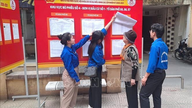Thanh niên tình nguyện hướng dẫn người dân tiếp cận các thông tin về người ứng cử. Ảnh: Minh Ánh/TTXVN phát