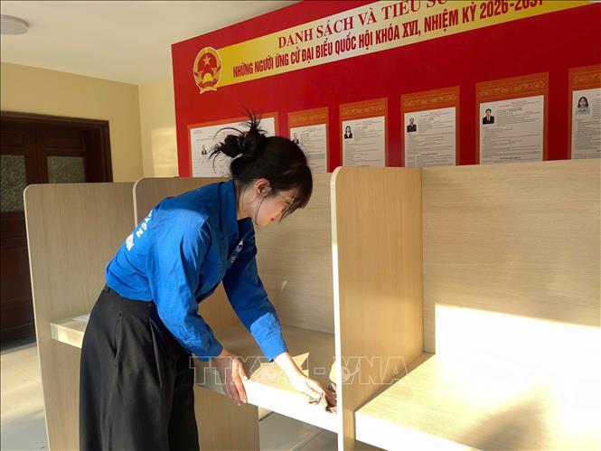 Thanh niên tình nguyện hỗ trợ sắp xếp khu vực bỏ phiếu. Ảnh: Kim Anh – TTXVN